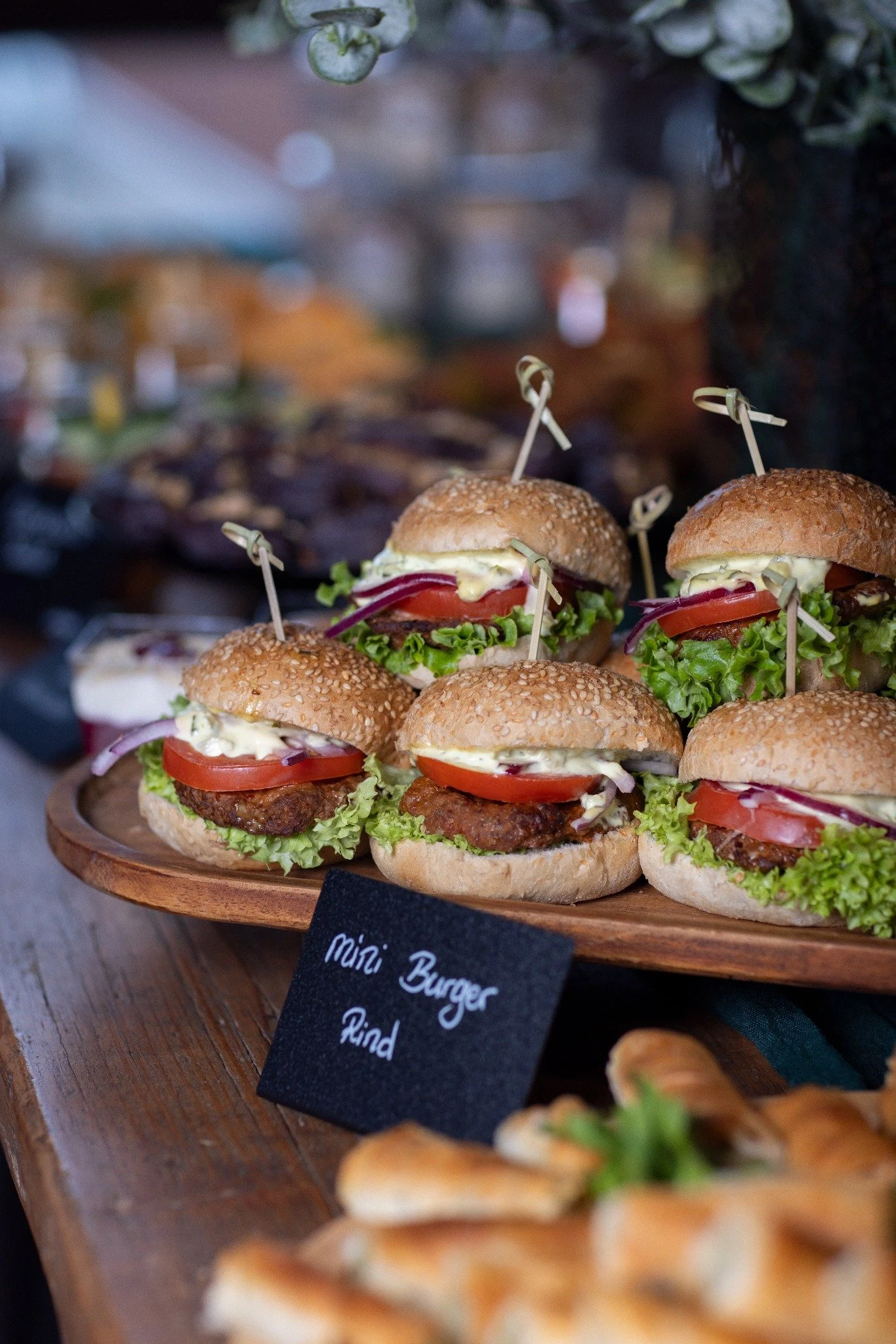 Mini-Burger auf einer Catering-Platte