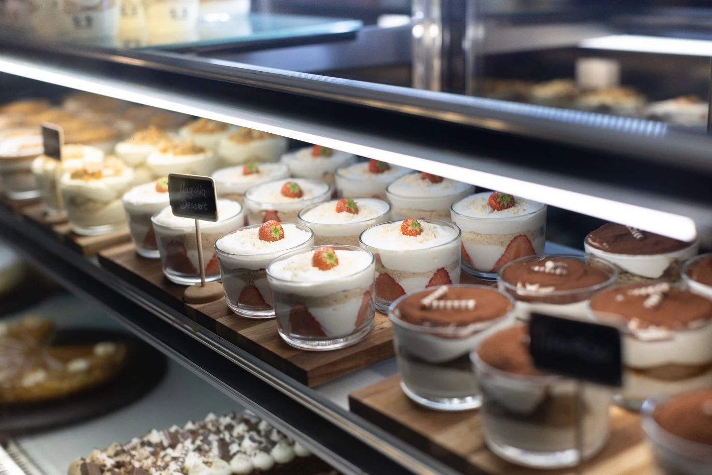Hausgemachte Desserts in kleinen Gläsern in der Kuchentheke